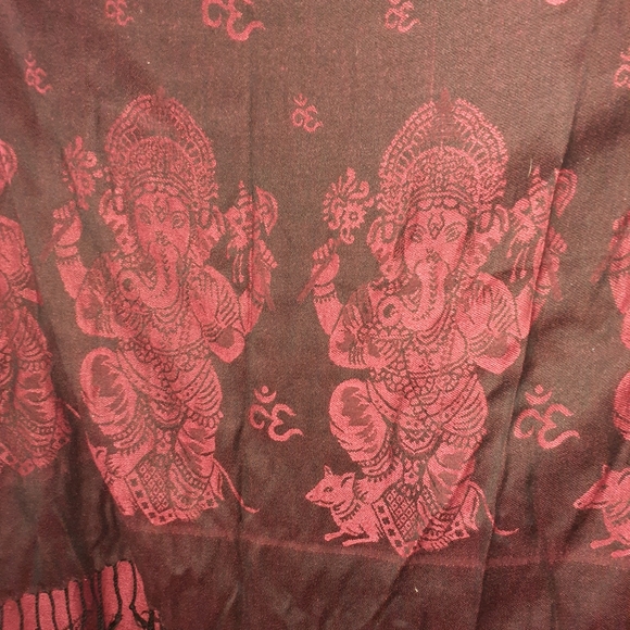 Beautiful Red Scarf/Wrap - Picture 4 of 5